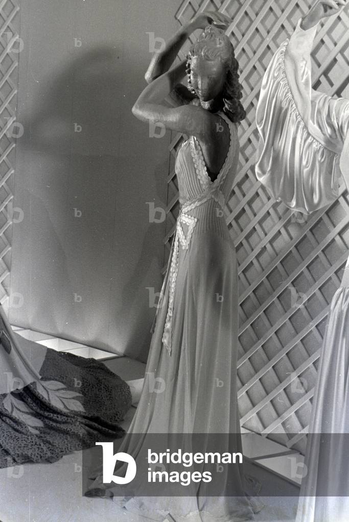 Display dummys in clothes dealing with the subject morning by fashion designer Eva Lemke, made of the synthetic rubber vistra of the chemistry company I, G. Farbenindustrie AG, Germany 1940s (b/w photo)