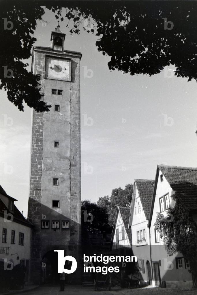 The castle gate with the big gate tower in Rothenburg ob der Tauber, Germany 1930s (b/w photo)