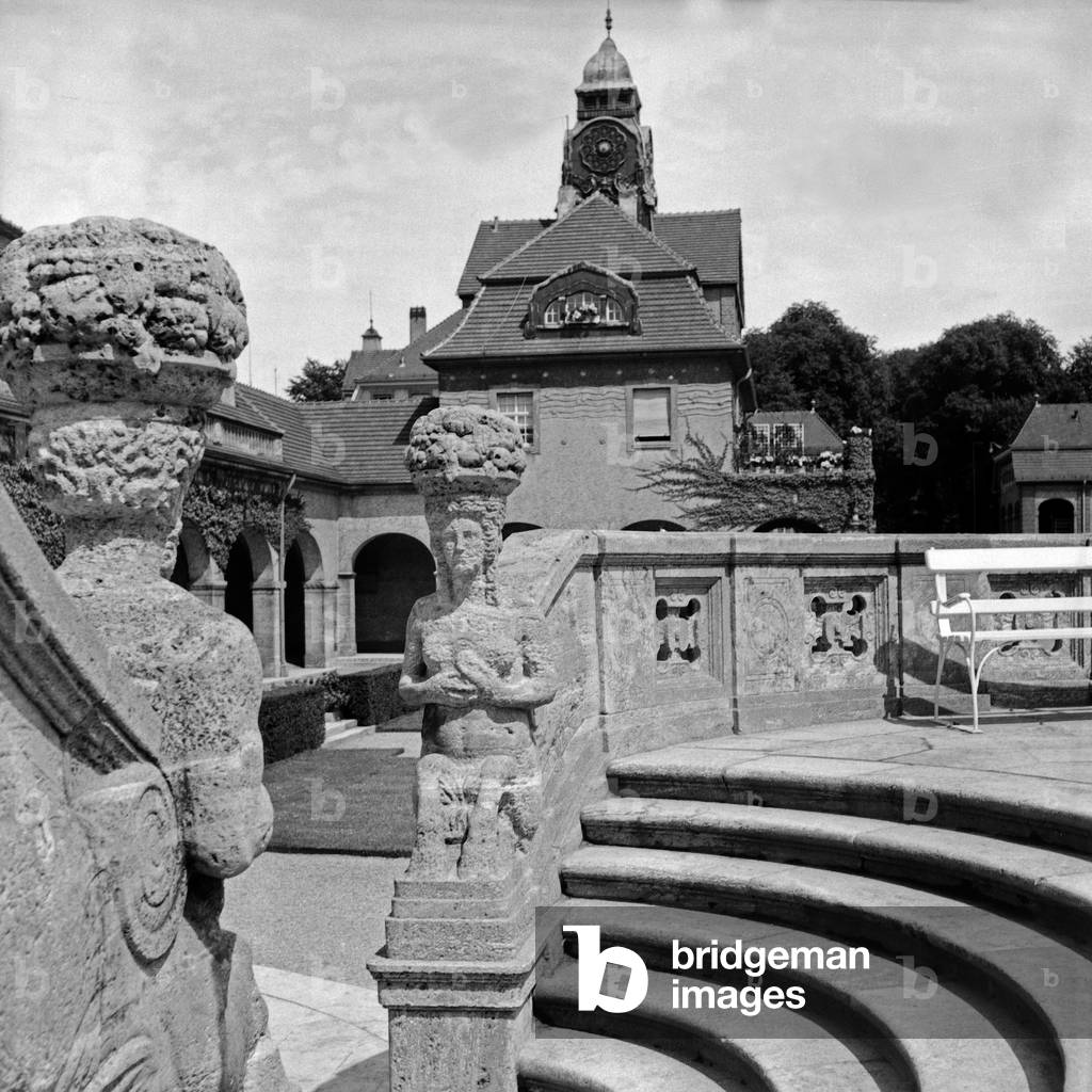 At the well of spa resort Bad Nauheim, Germany 1930s (b/w photo)
