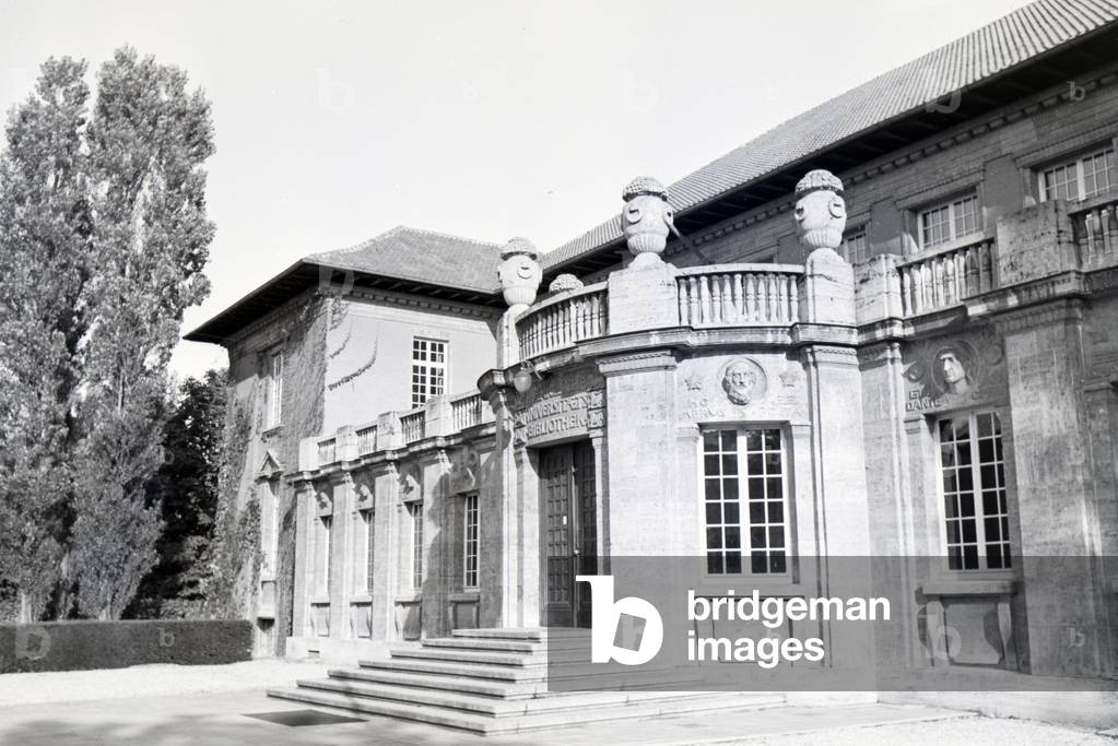 The university library in the Bonatzbau with a set of portraits of famous scholars in the building fassade, Tübingen, Germany 1930s (b/w photo)