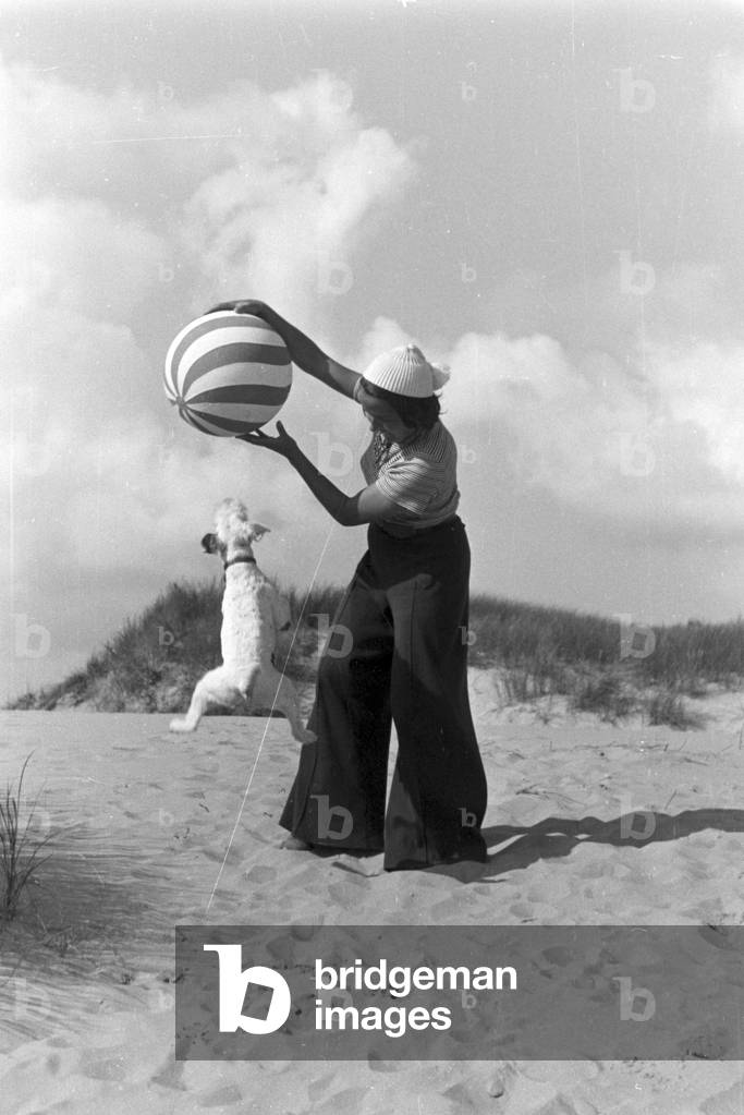 Vacation at the Baltic Sea, Germany 1930s (b/w photo)