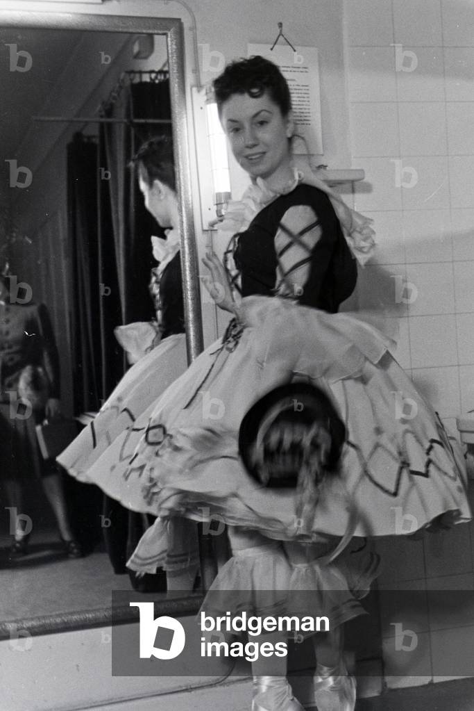 Chorus girl in the changing room in the opera in Rome, Italy 1940s (b/w photo)