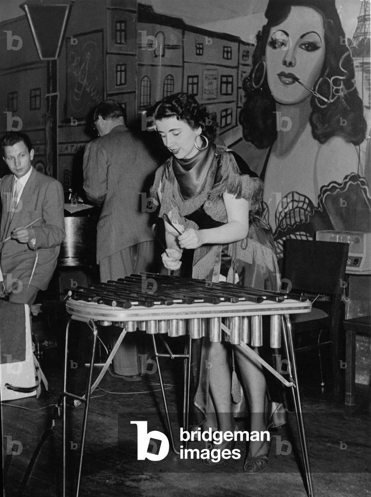A female sticcado player performin on stage of a nightclub at Hamburg Reeperbahn, 1950s
