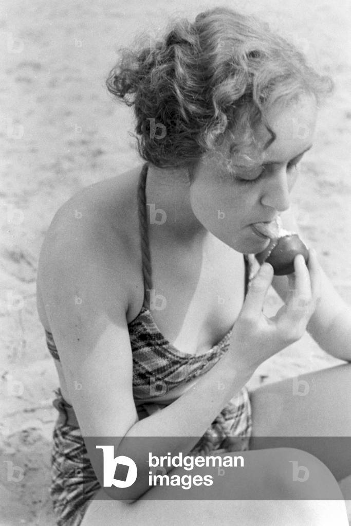 Swimming beauty at lake Wannsee lido in Berlin, Germany 1930s (b/w photo)