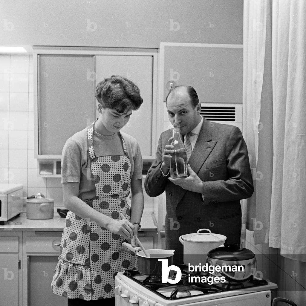Journalist and editor Holger Hofmann cooking at the kitchen, Germany 1960s