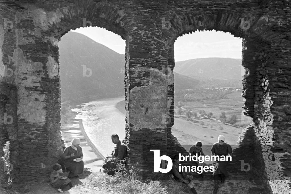 Winegrower having a break in hnis vineyard near Beilstein, Germany 1930s (b/w photo)