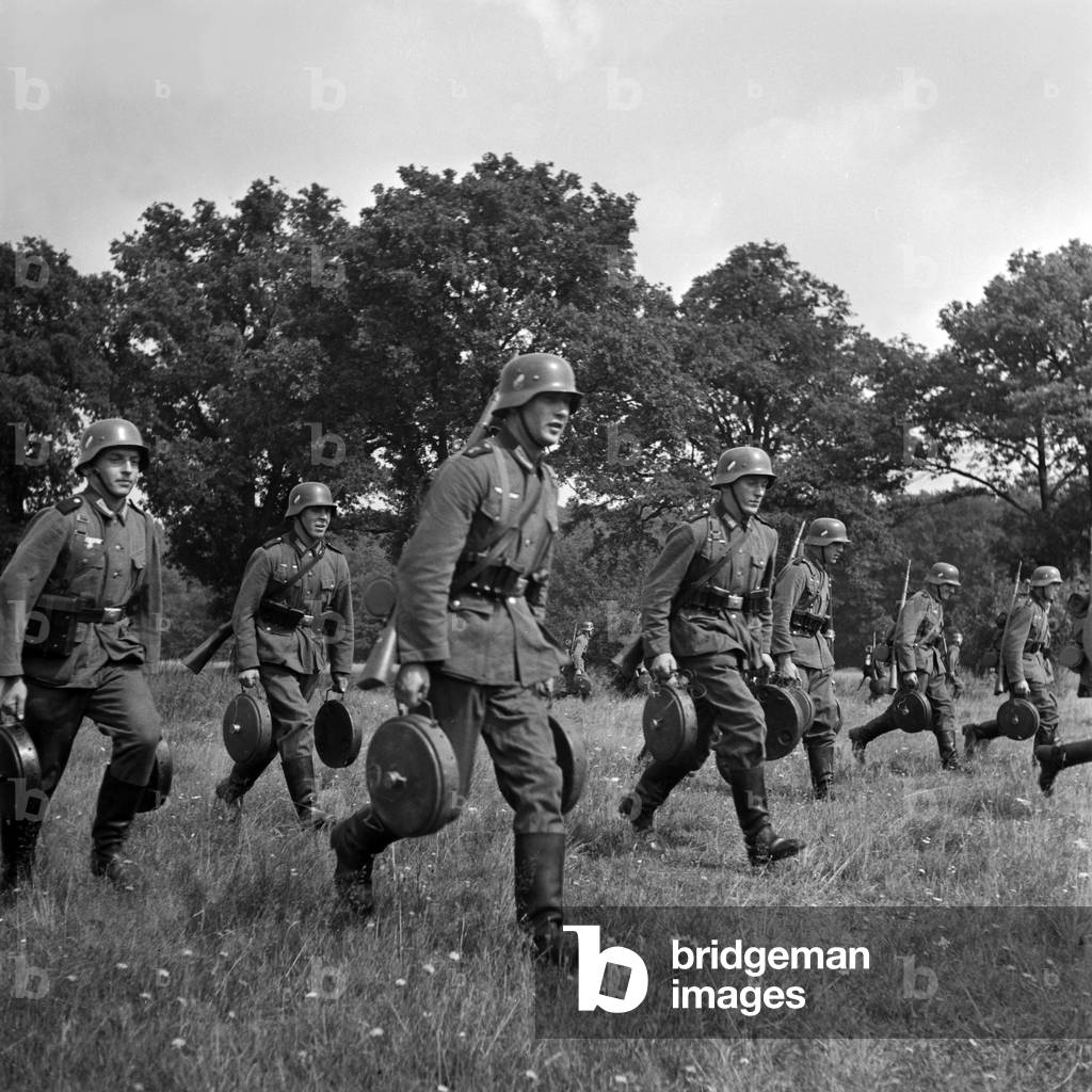 Soldiers of a military engineering unit swarming out for laying landmines, Germany 1940s (b/w photo)