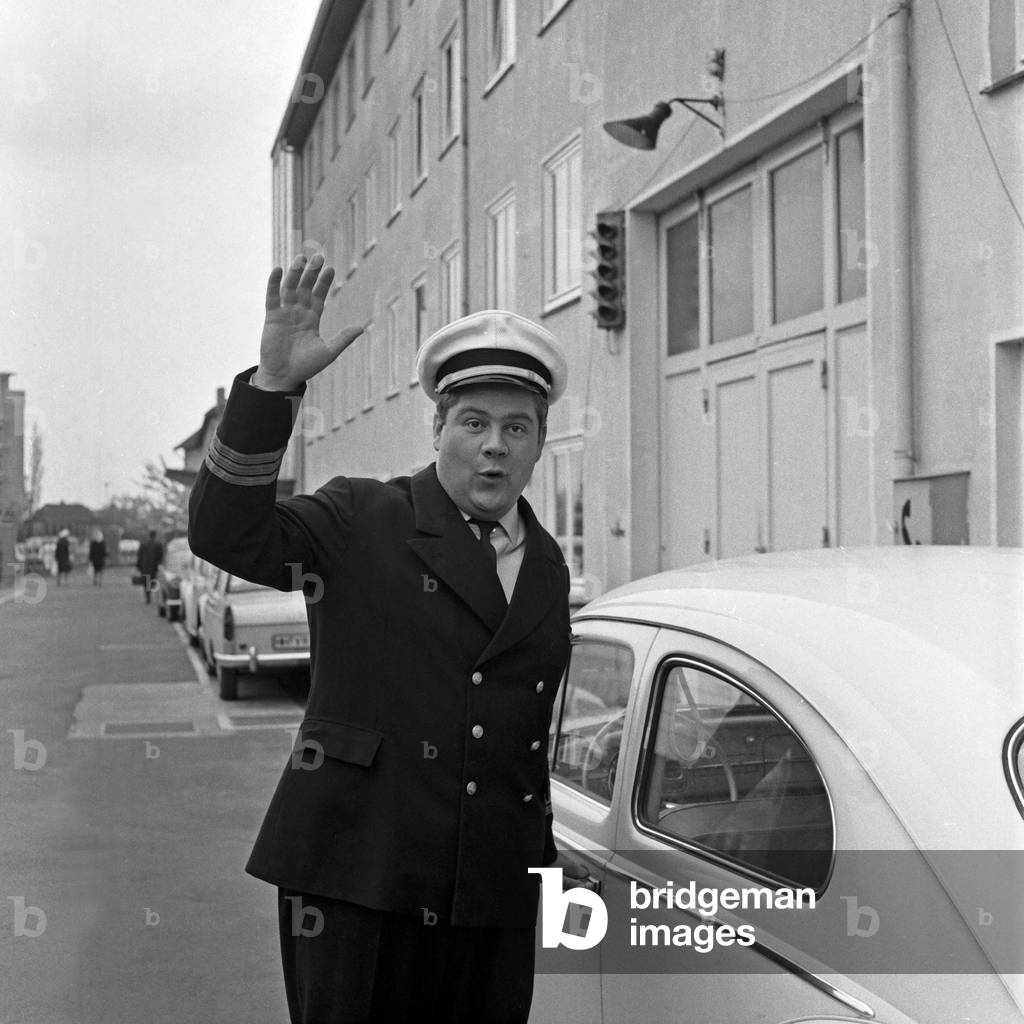 German American jazz musician and schlager singer Bill Ramsey wearing a fictitious navy uniform at a Volkswagen beetle, Germany mid 1960s