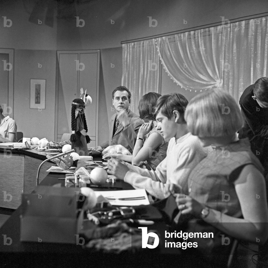 TV presenter Eduard Reis doing handicrafts and produces merionettes and stick puppets, Germany 1960s