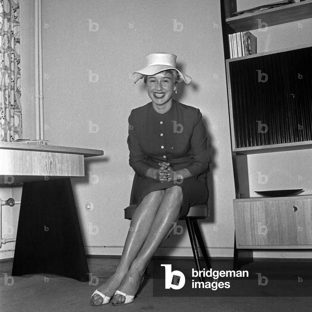 German actress, jazz and schlager singer Dany Mann at her hotel room at Hamburg, Germany 1950s