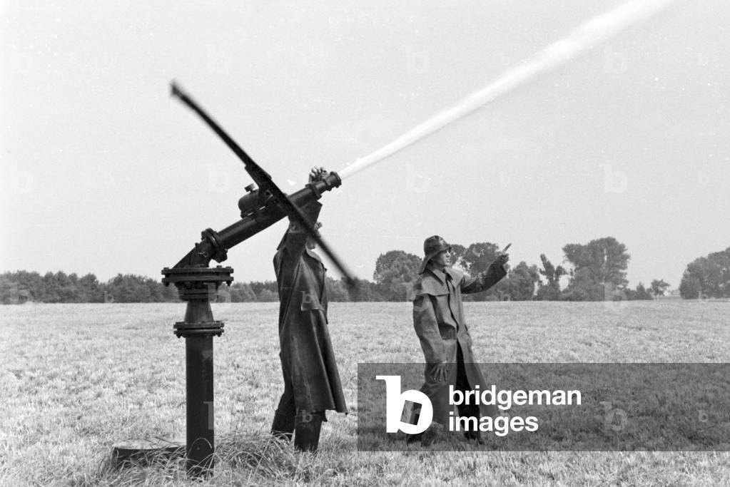 A sprinkler system in its agricultural use at a potato field, Germany 1930s (b/w photo)