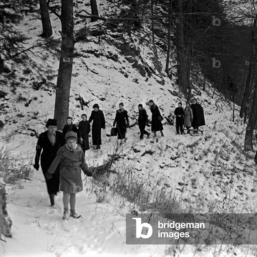 Children wandering through the snow, Germany 1930s (b/w photo)