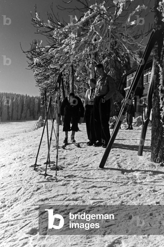 Ski tiourists at the skiing area around Oberhof in Thuringia, Germany 1930s (b/w photo)