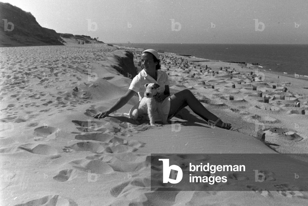 Vacation at the Baltic Sea, Germany 1930s (b/w photo)