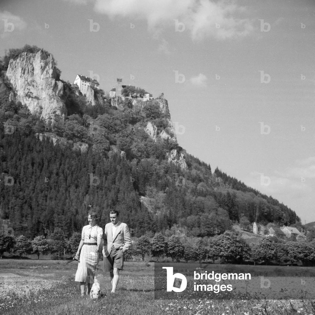 Coule with dog in front of Werenwag castle, Germany 1930s (b/w photo)