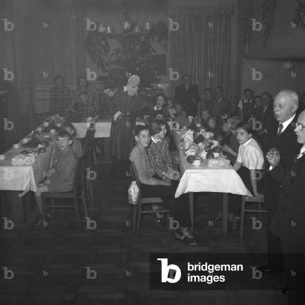 Santa Claus coming to the children of Hamburg, Christmas 1953