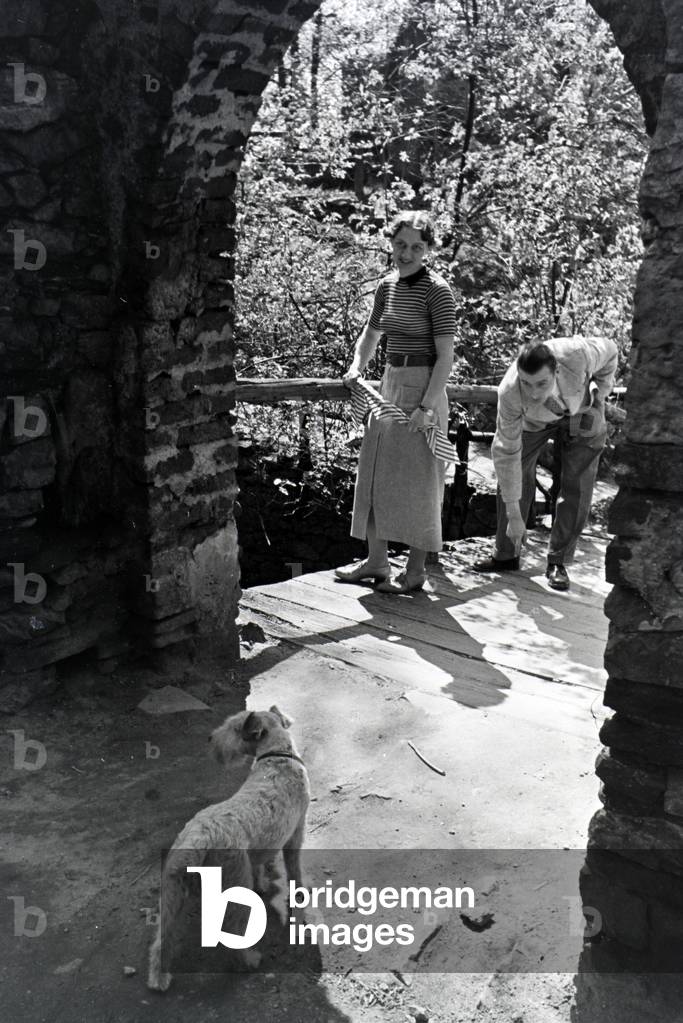 A couple going on an excursion, Germany 1930s (b/w photo)
