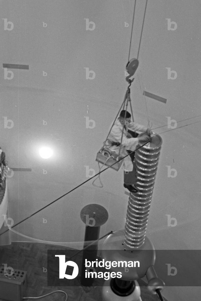 Staff members of the Kaiser Wilhelm Institute for physics in Berlin Dahlem inside a research silo, Germany 1930s (b/w photo)