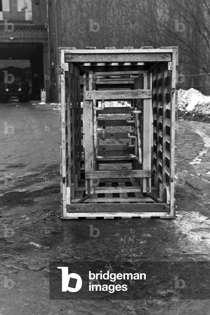 Pakacge for transporting fluorescent tubes, Germany 1930s (b/w photo)
