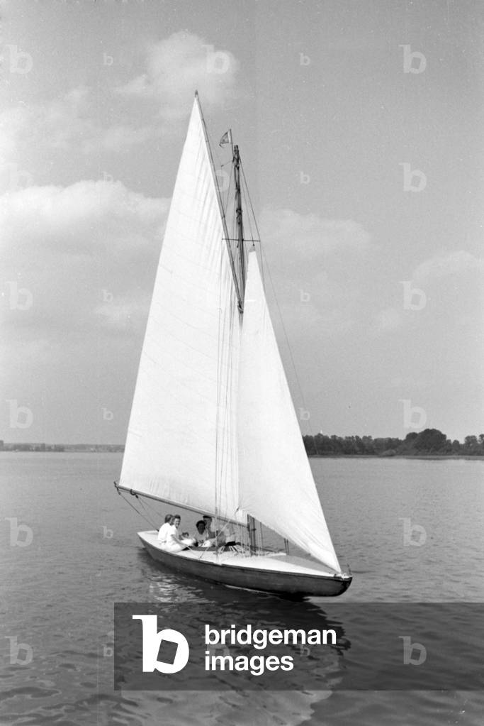 Sailing lessons on the Chiemsee, Germany 1930s (b/w photo)