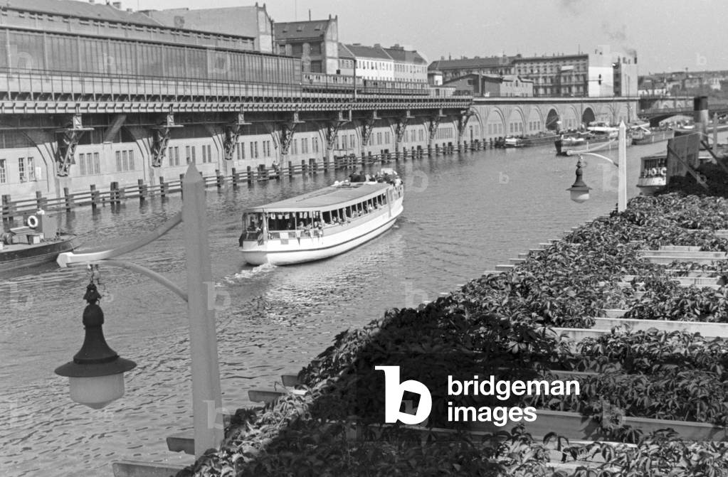 Operation of a steam vessel with Hansa gas generators, Germany 1930s (b/w photo)