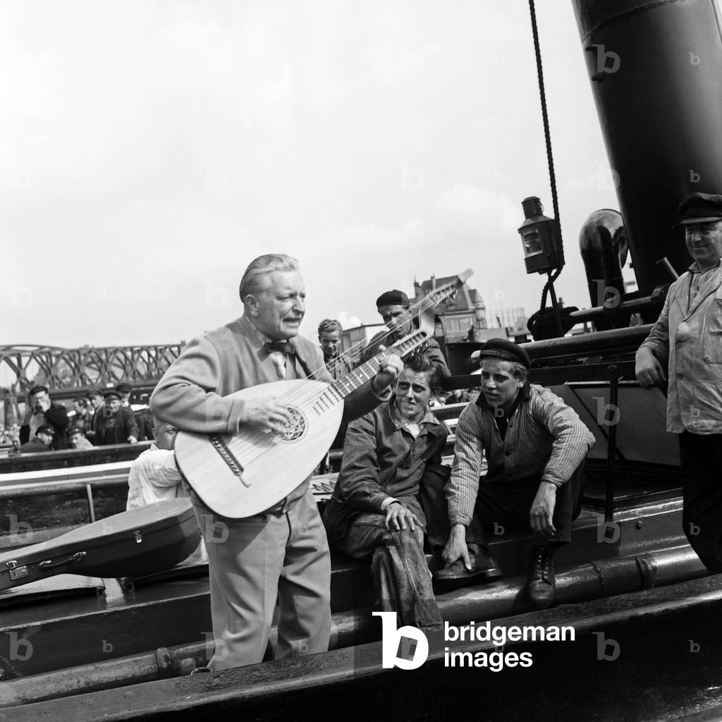 German lutenist Richard Germer playing his lute for harbor workers at Hamburg, Germany 1950s