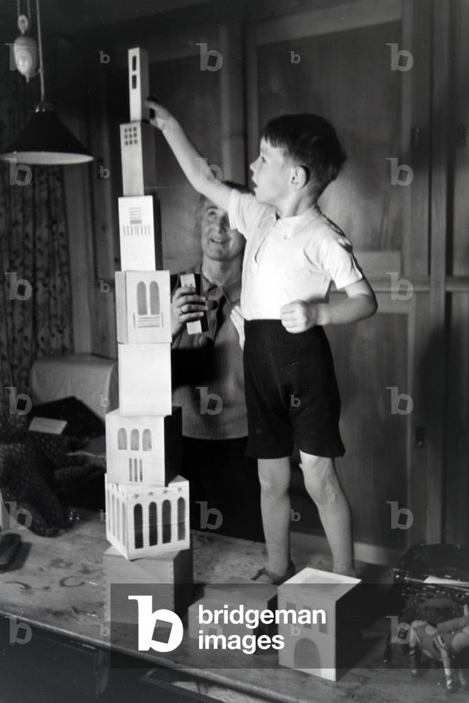 An artisan showing new toys, Germany 1930s (b/w photo)