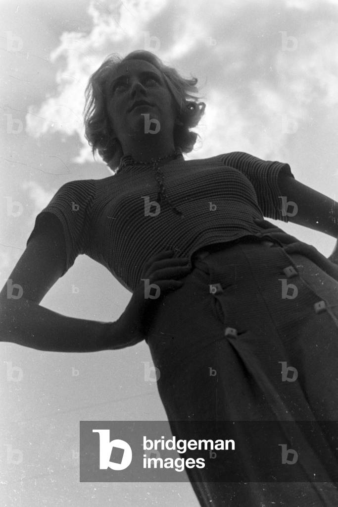 Silhouette of a young woman, Germany 1930s (b/w photo)