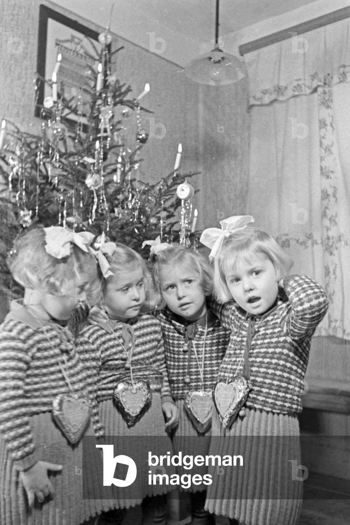 Christmas at a family with quadruplet girls, Germany 1930s (b/w photo)