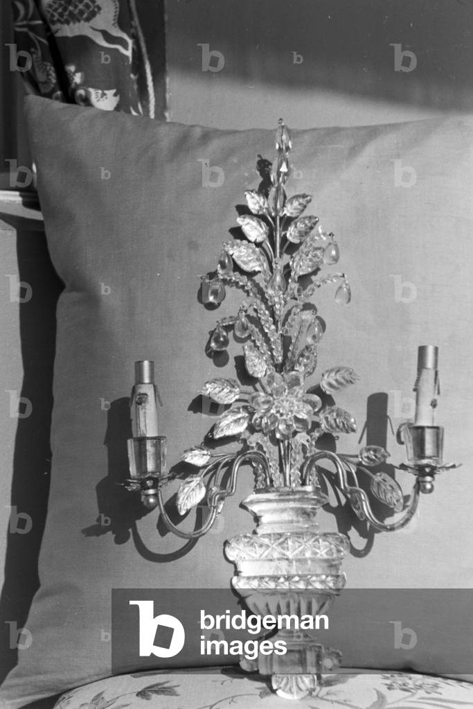 A family celebrating Christmas, Germany 1930s (b/w photo)