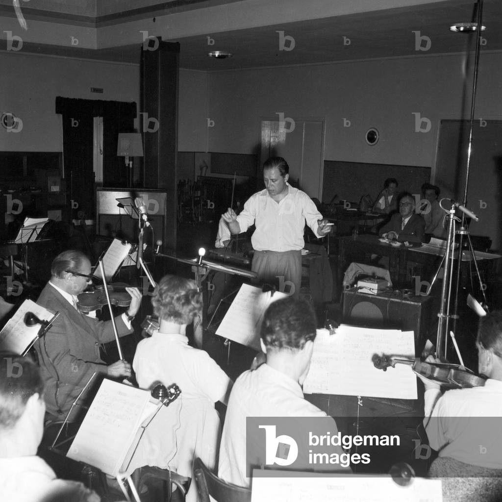 German violinist Helmut Zacharias doing rehearsals with the NWDR orchestra in Hamburg, 1955