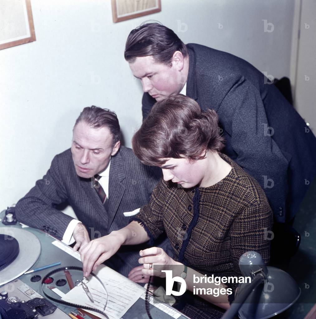 German journalist and TV presenter Eduard Zimmermann planning the final cuts of a coverage with his team, mid 1960s