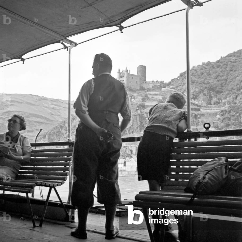 Passengers enjoying the castle remains of the middle Rhine valley, Germany 1930s (b/w photo)