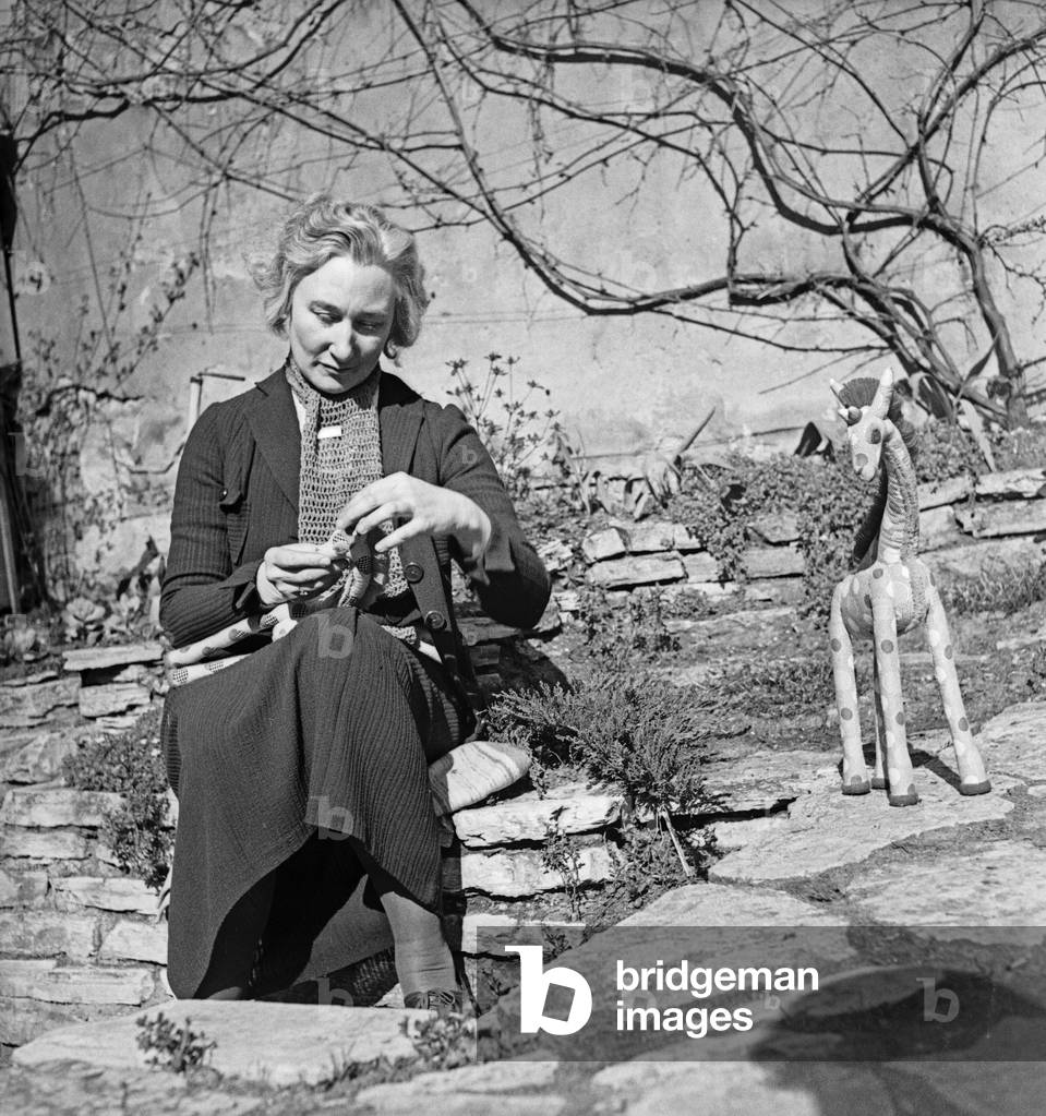 A woman of applied arts at and with her daily business, GErmany 1930s (b/w photo)