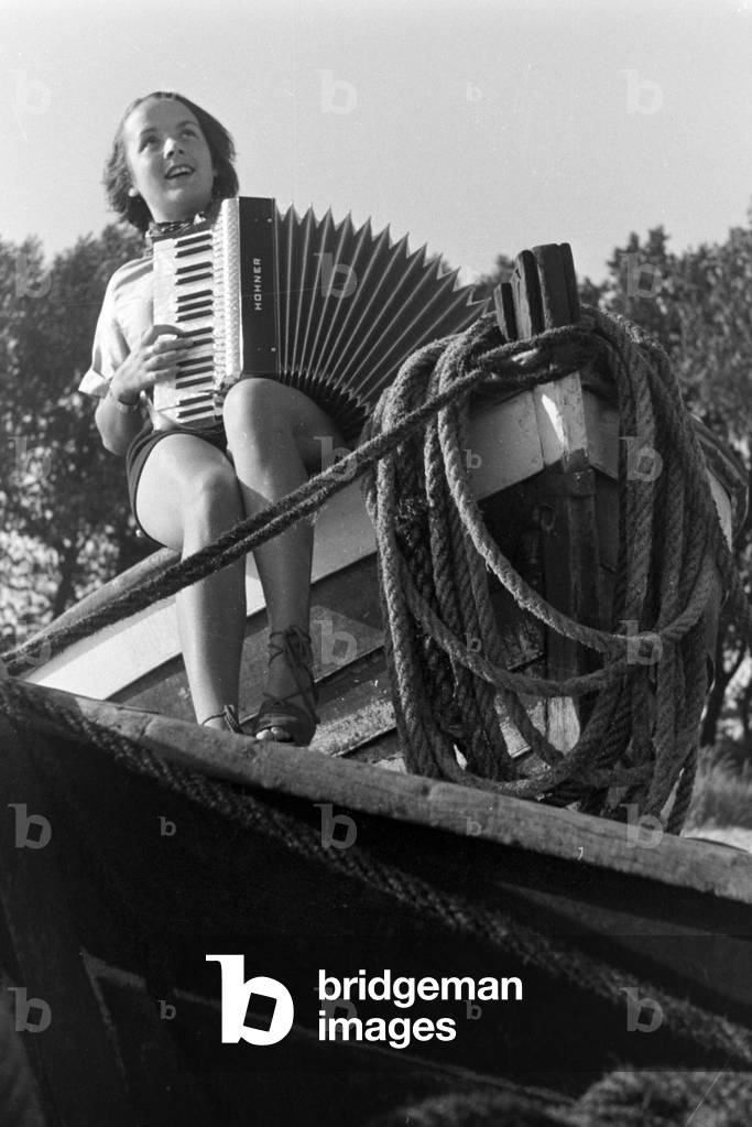 A summer day at the Baltic Sea, Germany 1930s (b/w photo)