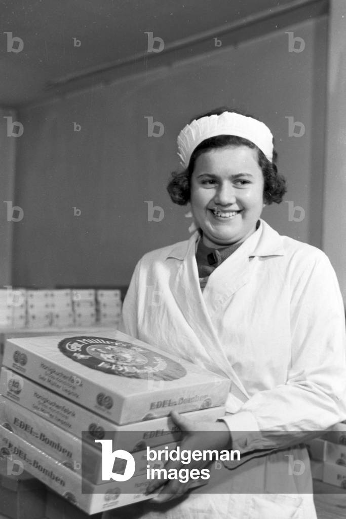 Employees of the confectionery Bros. Müller Liegnitz at work, Germany 1930s (b/w photo)