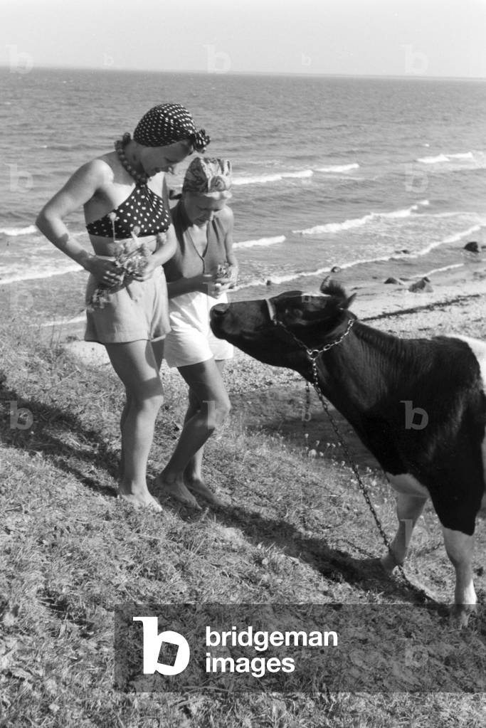 Summer vacations on the Baltic Sea, Germany 1930s (b/w photo)