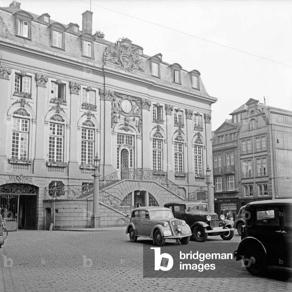 Cars parking in front of the Bonn city hall, Germany 1930s (b/w photo)