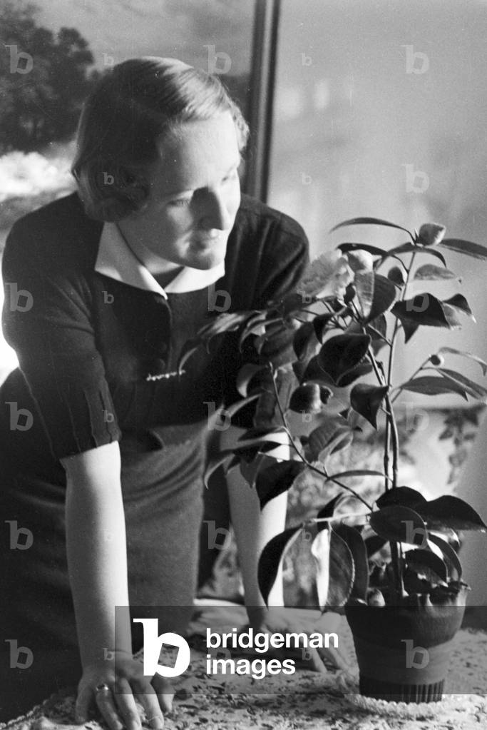 Scenes from everyday life of a family in Stuttgart, Germany 1930s (b/w photo)