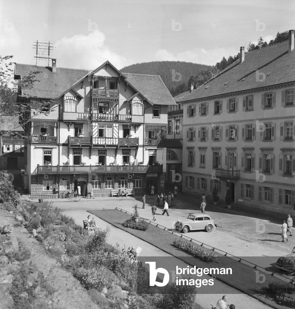Beginning of summer in the city, Germany 1930s (b/w photo)
