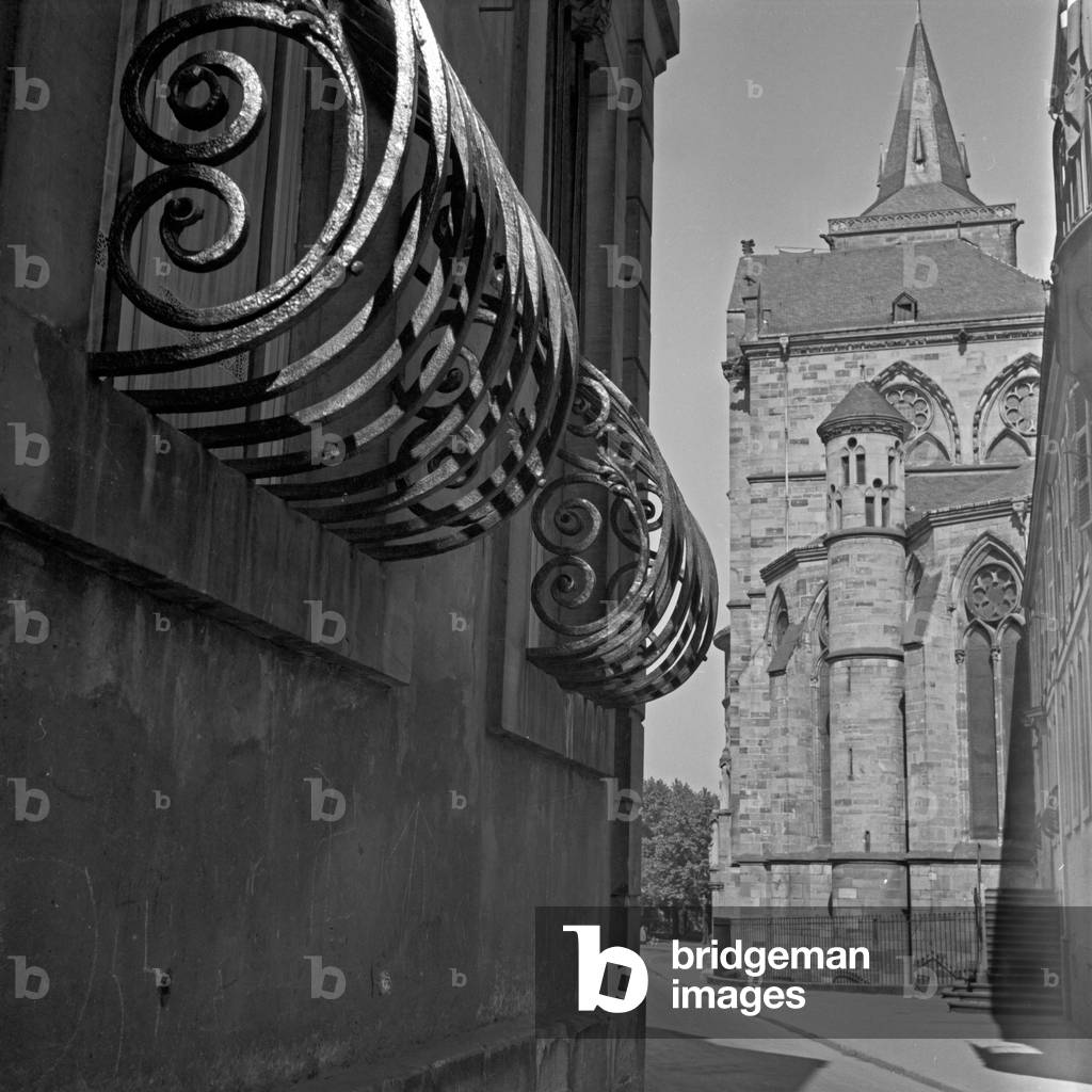 View through a small lane to Trier cathedral, Germany 1930s (b/w photo)