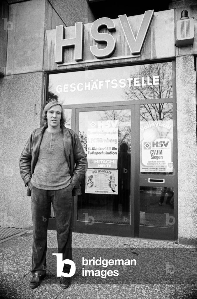 German football player Guenter Netzer as manager of the HSV in front of the entrance of the branch office, Germany late 1970s
