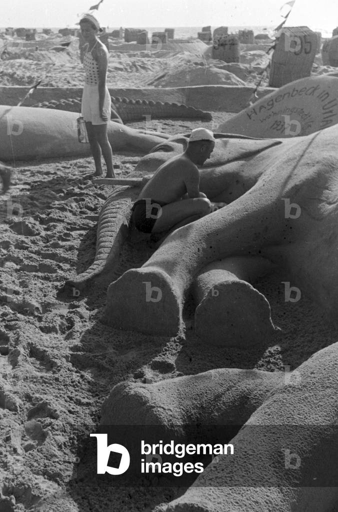 Vacation at the Baltic Sea, Germany 1930s (b/w photo)