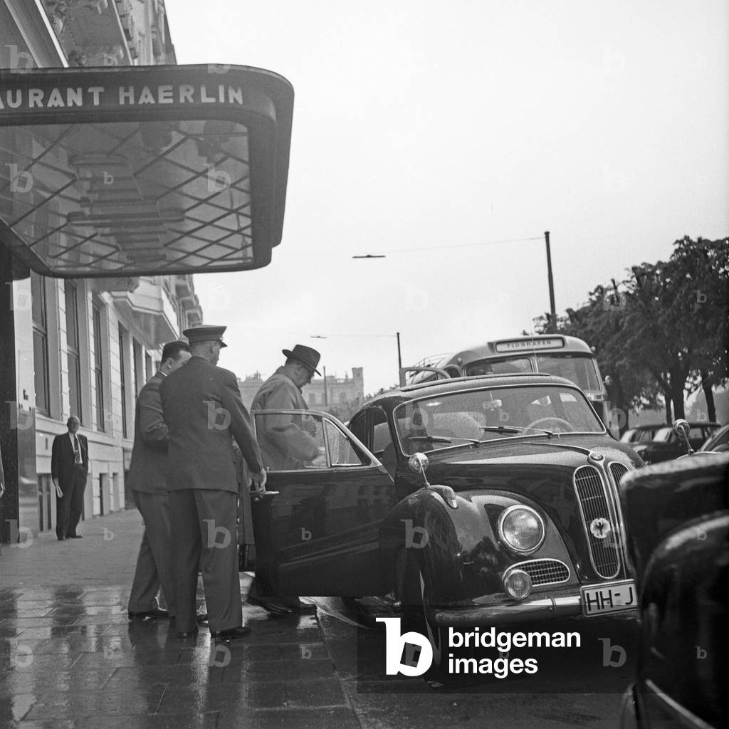 A chauffeur picking up his guests at noble Haerlin's restaurant at Hamburg, Germany 1950s