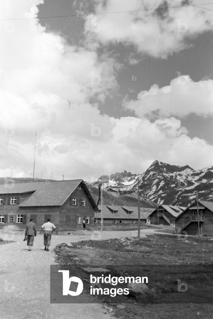 A village developing at the Piz Buin, Germany 1930s (b/w photo)