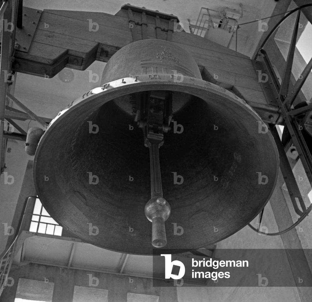 The Olympic Bell at the Berliner Glockenturm belfry, 1936 (b/w photo)