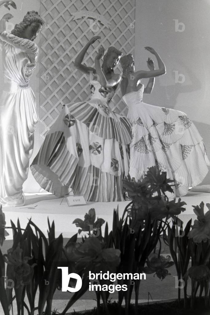 Display dummys in feastful evening dresses, made of the synthetic rubber vistra of the chemistry company I, G. Farbenindustrie AG, Germany 1940s (b/w photo)