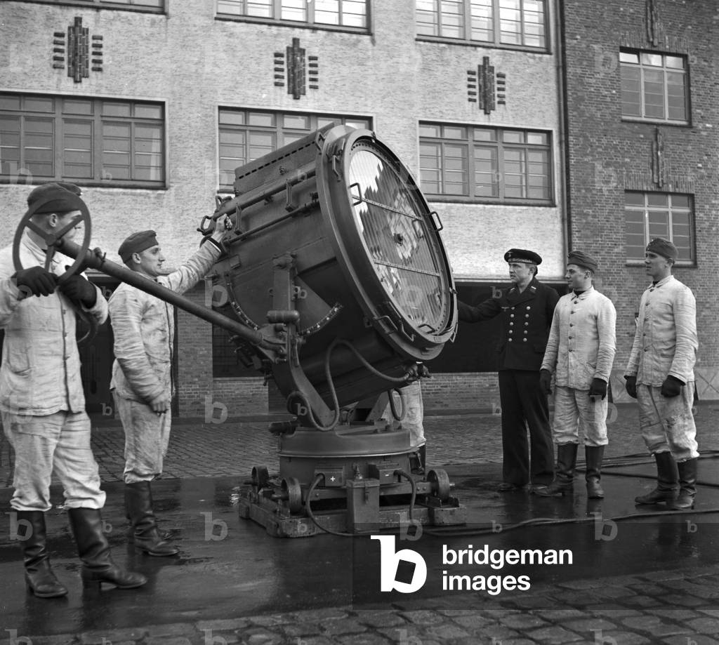 Recruits at Wesermuende navy school learn how to use a Flak spotlight, Germany 1930s (b/w photo)