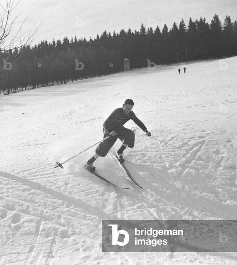 An excursion to the ski region Reheberg in the Erz Mountains, Germany 1930s (b/w photo)