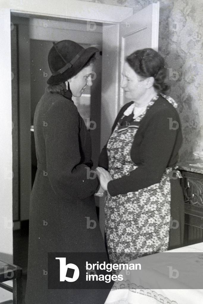 World champion Anni Kapell at her family, Germany 1941 (b/w photo)